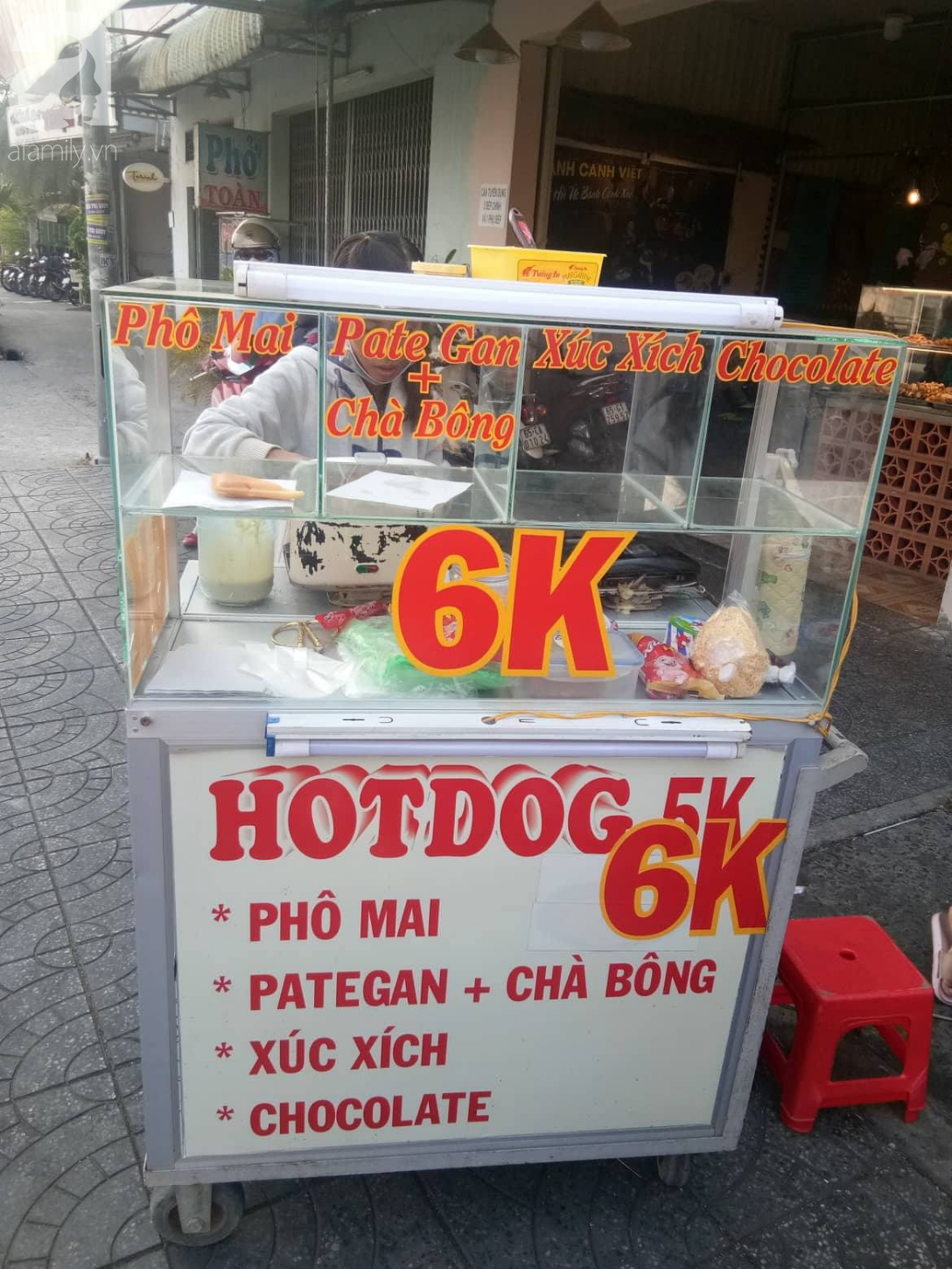 H&igrave;nh ảnh mới nhất của b&eacute; g&aacute;i nằm ngoan dưới hộc tủ b&uacute; sữa b&igrave;nh, ph&iacute;a tr&ecirc;n mẹ tất bật b&aacute;n b&aacute;nh mưu sinh - Ảnh 2.