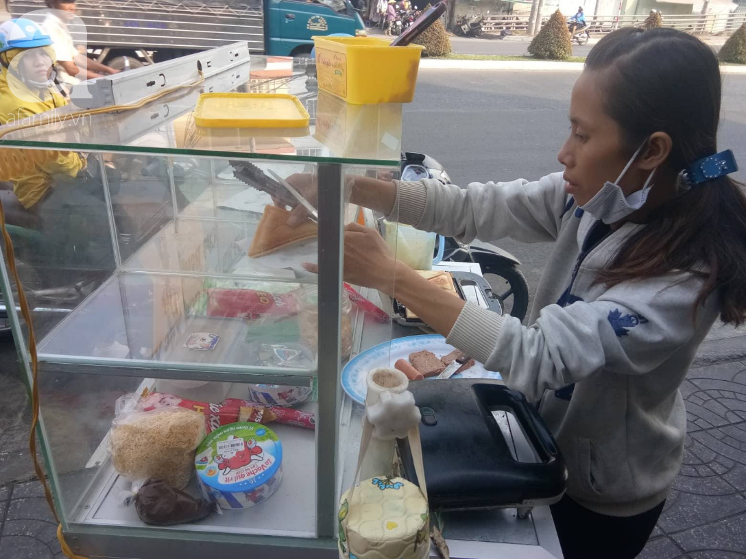 H&igrave;nh ảnh mới nhất của b&eacute; g&aacute;i nằm ngoan dưới hộc tủ b&uacute; sữa b&igrave;nh, ph&iacute;a tr&ecirc;n mẹ tất bật b&aacute;n b&aacute;nh mưu sinh - Ảnh 3.