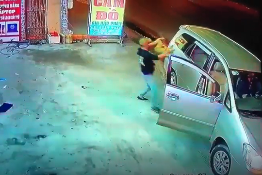 Clip: 2 thanh ni&ecirc;n đi xế hộp che biển số d&ugrave;ng s&uacute;ng điện bắn trộm con ch&oacute; đang h&oacute;ng gi&oacute; ven đường - Ảnh 2.