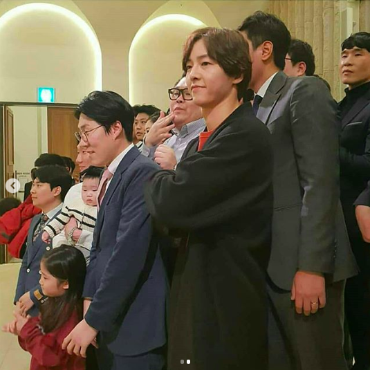 Song Joong Ki lần đầu xuất hiện sau th&ocirc;ng tin ngoại t&igrave;nh với bạn diễn, cười tươi rạng rỡ nhưng gầy nhom  - Ảnh 2.