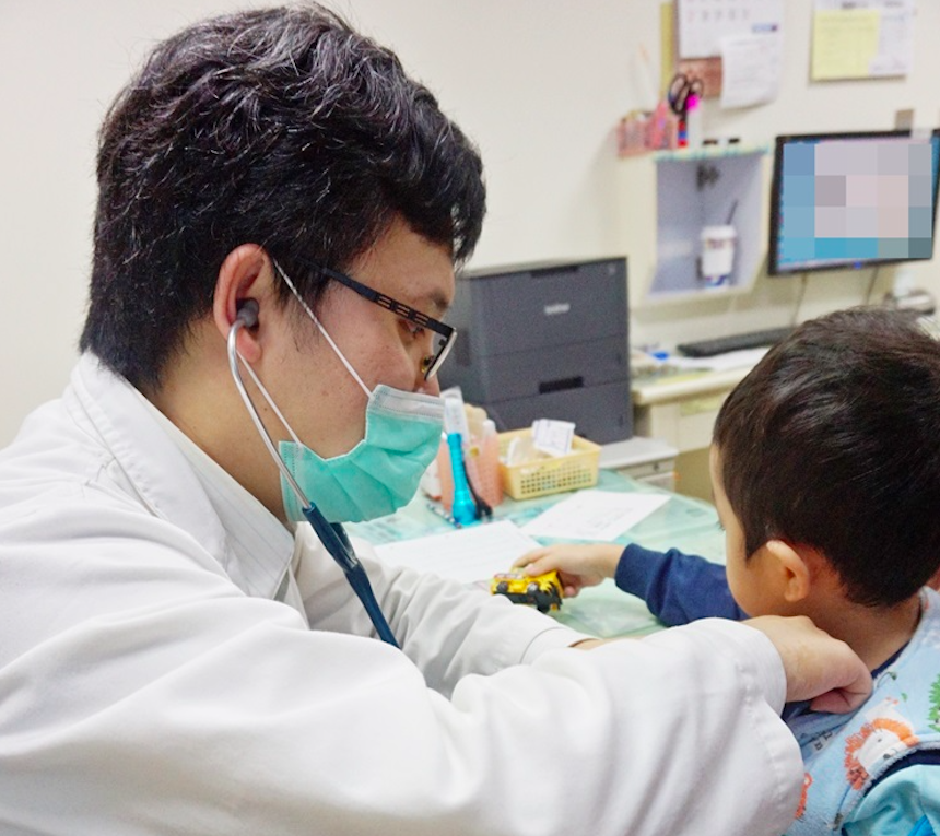 Bé 4 tháng tuổi có bụng nhô lên bất thường và chẩn đoán của bác sĩ khiến bố mẹ kinh ngạc - Ảnh 1. Bé 4 tháng tuổi có bụng nhô lên bất thường và chẩn đoán của bác sĩ khiến bố mẹ kinh ngạc - Ảnh 1.