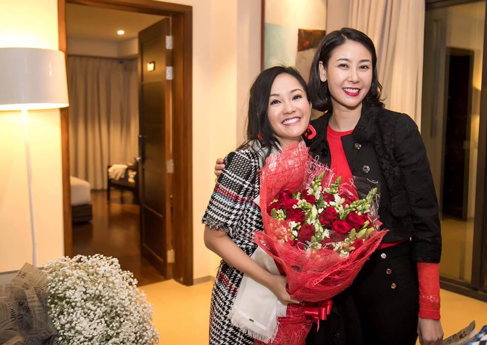 Trong tiệc sinh nhật riêng tư của Hồng Nhung tiếp tục xuất hiện nhân vật đặc biệt này, một lần nữa rộ nghi án diva 49 tuổi có tình mới - Ảnh 2. Trong tiệc sinh nhật riêng tư của Hồng Nhung tiếp tục xuất hiện nhân vật đặc biệt này, một lần nữa rộ nghi án diva 49 tuổi có tình mới - Ảnh 2.