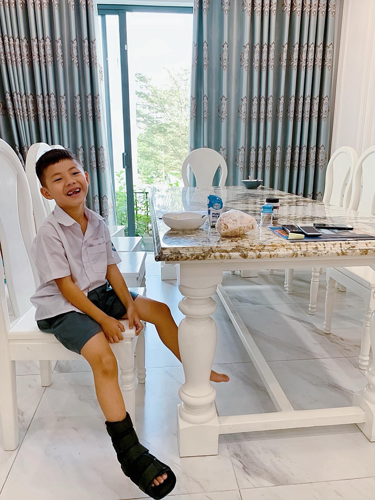 Con trai Đăng Khôi bị chấn thương trật cổ chân và giãn dây chằng, chia sẻ của mẹ Thủy Anh mới làm nhiều người bất ngờ - Ảnh 2. Con trai Đăng Khôi bị chấn thương trật cổ chân và giãn dây chằng, chia sẻ của mẹ Thủy Anh mới làm nhiều người bất ngờ - Ảnh 2.