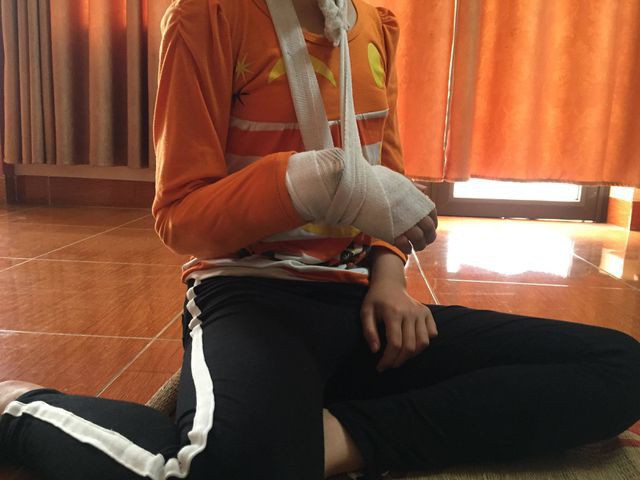 Vụ b&eacute; g&aacute;i 9 tuổi bị x&acirc;m hại ở H&agrave; Nội: Nạn nh&acirc;n được đưa đi gi&aacute;m định lại, gia đ&igrave;nh l&ecirc;n c&ocirc;ng an th&agrave;nh phố H&agrave; Nội l&agrave;m việc - Ảnh 4.