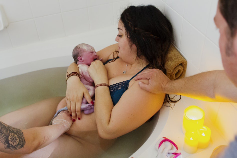 “Khung giờ vàng cho mẹ và bé sau sinh” – Bộ ảnh gây xúc động mạnh không phải ai cũng có cơ hội được trải nghiệm - Ảnh 3. “Khung giờ vàng cho mẹ và bé sau sinh” – Bộ ảnh gây xúc động mạnh không phải ai cũng có cơ hội được trải nghiệm - Ảnh 3.