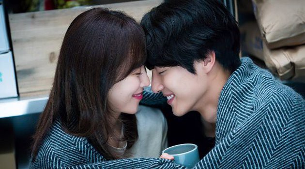 Mặc v&aacute;y ren đỏ h&iacute; hửng đ&oacute;n đ&ecirc;m t&acirc;n h&ocirc;n, nhưng t&ocirc;i cho&aacute;ng v&aacute;ng khi thấy mẹ chồng ngồi sẵn trong ph&ograve;ng với 1 vật đ&aacute;ng sợ - Ảnh 1.