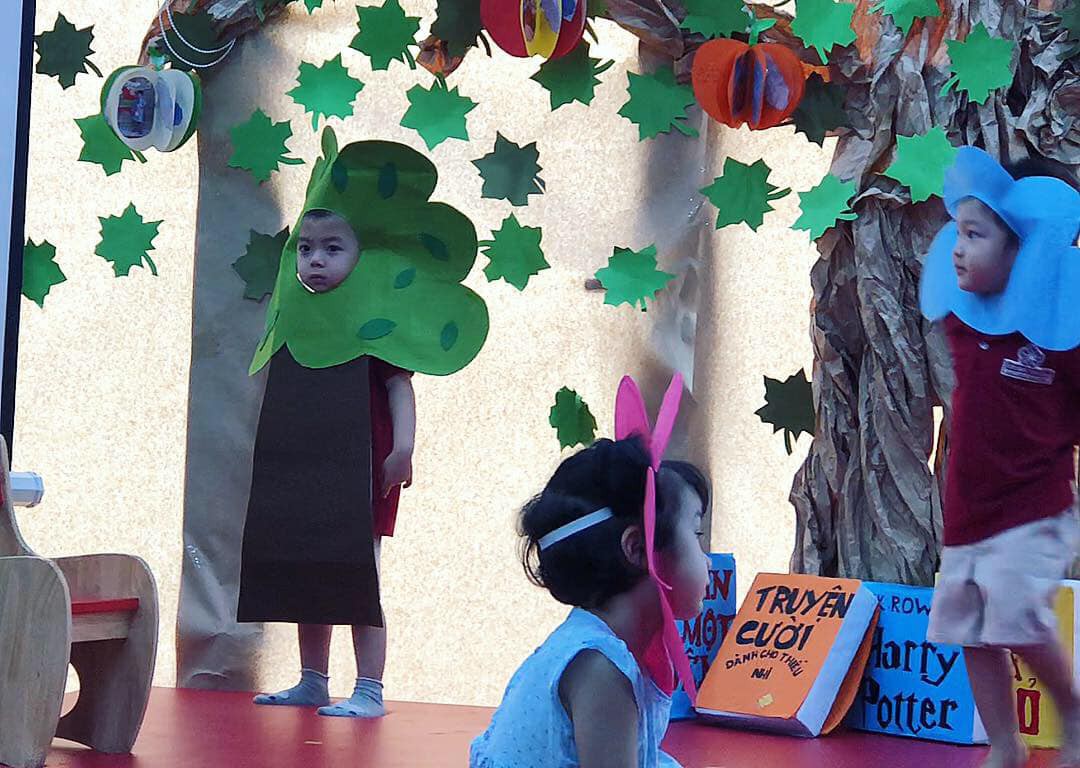 Đi xem con trai diễn kịch, bố mẹ cười ngặt nghẽo vì vai diễn không lời thoại, đứng im một chỗ từ đầu đến cuối - Ảnh 2. Đi xem con trai diễn kịch, bố mẹ cười ngặt nghẽo vì vai diễn không lời thoại, đứng im một chỗ từ đầu đến cuối - Ảnh 2.