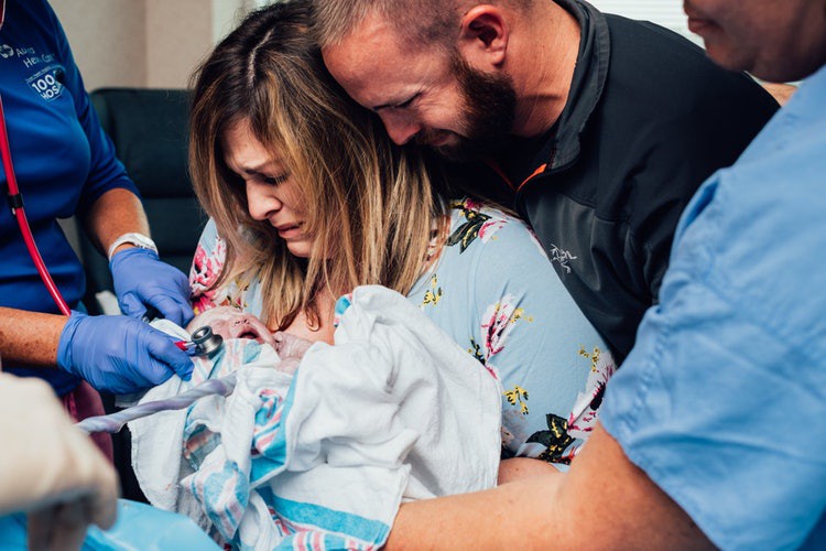 Ôi Con đã ra đời rồi ư? Loạt khoảnh khắc của những ông bố khi lần đầu gặp con khiến nhiều người bật cười đấy rồi lại khóc luôn - Ảnh 2. Ôi Con đã ra đời rồi ư? Loạt khoảnh khắc của những ông bố khi lần đầu gặp con khiến nhiều người bật cười đấy rồi lại khóc luôn - Ảnh 2.