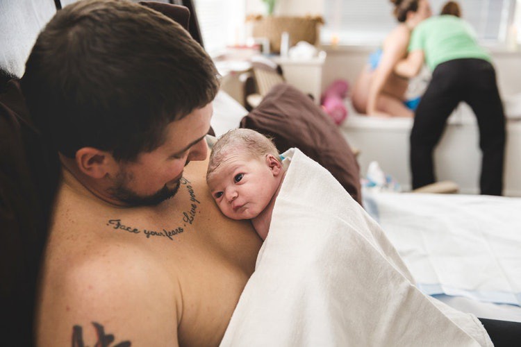 Ôi Con đã ra đời rồi ư? Loạt khoảnh khắc của những ông bố khi lần đầu gặp con khiến nhiều người bật cười đấy rồi lại khóc luôn - Ảnh 15. Ôi Con đã ra đời rồi ư? Loạt khoảnh khắc của những ông bố khi lần đầu gặp con khiến nhiều người bật cười đấy rồi lại khóc luôn - Ảnh 15.