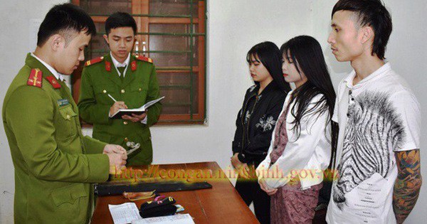 Kiểm tra &ocirc; t&ocirc; nghi vấn, ph&aacute;t hiện 2 c&ocirc; g&aacute;i xinh đẹp c&ugrave;ng ma t&uacute;y v&agrave; &ldquo;kho&rdquo; dao kiếm - Ảnh 1.