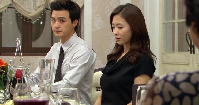 Chưa hết vui sướng v&igrave; được tổ chức đ&aacute;m cưới ho&agrave;nh tr&aacute;ng vạn người ước, t&ocirc;i rơi thẳng xuống địa ngục khi biết d&atilde; t&acirc;m của bố mẹ chồng - Ảnh 1.