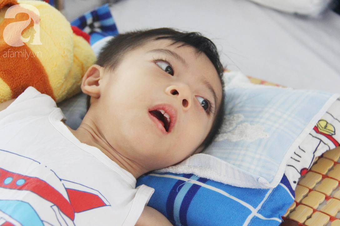 Ánh mắt cầu cứu của bé trai 3 tuổi bị bại não, không có mẹ chăm sóc, nằm viện với bà nội mà thiếu tiền chữa trị - Ảnh 2.