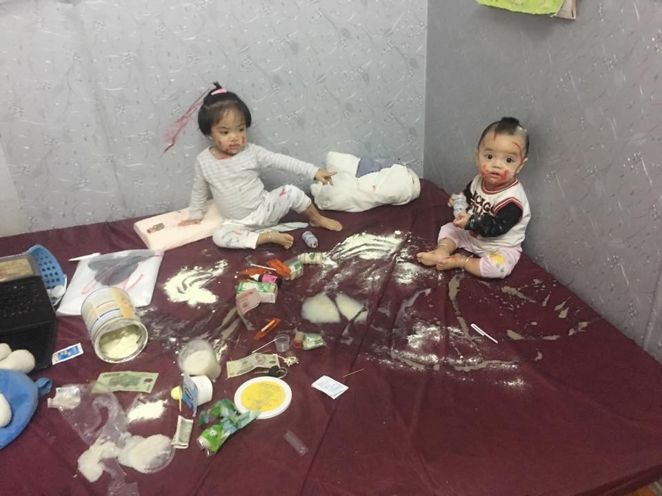 Thấy mỹ phẩm, sữa bột đổ tung tóe khắp giường, mẹ chưa kịp tức giận đã sững người với lý do con gái 2 tuổi đưa ra - Ảnh 4. Thấy mỹ phẩm, sữa bột đổ tung tóe khắp giường, mẹ chưa kịp tức giận đã sững người với lý do con gái 2 tuổi đưa ra - Ảnh 4.