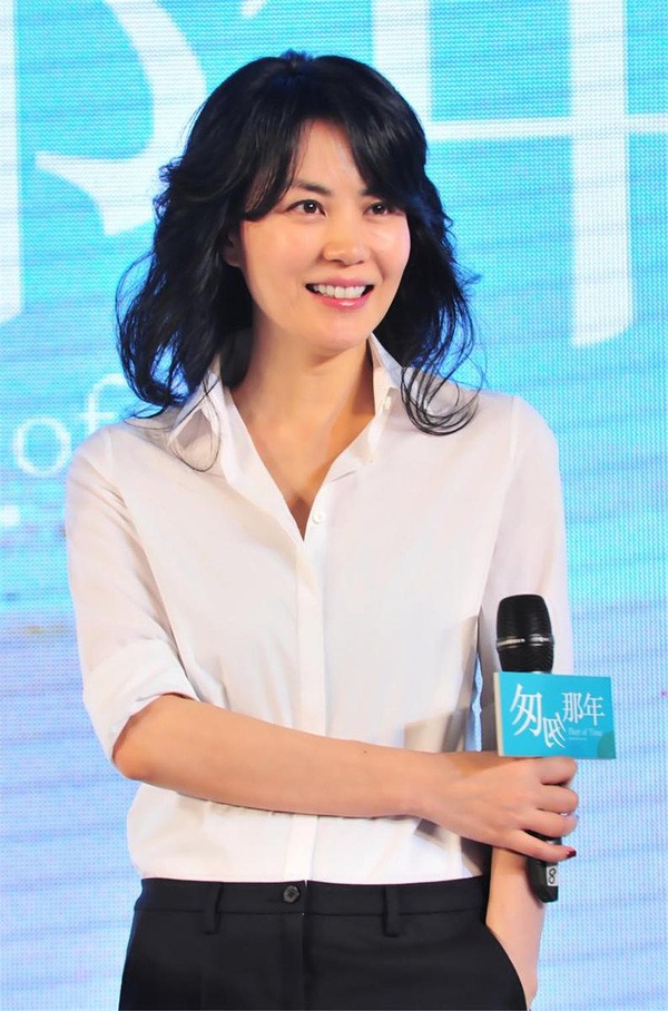 Sau tin đồn chia tay Tạ Đ&igrave;nh Phong, Vương Phi xuất hiện với gương mặt kh&aacute;c lạ - Ảnh 4.