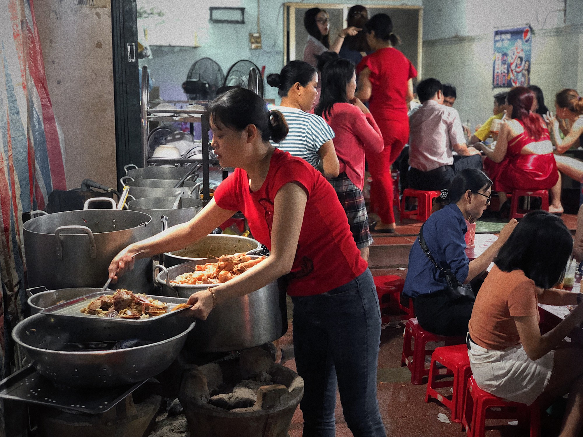 Mùa hè đi Quy Nhơn, hãy ghé ngay quán ốc siêu đông, gọi món không cần nhìn giá này: Ốc biển sang chảnh 20k/dĩa, hàu 5k/con - Ảnh 6. Mùa hè đi Quy Nhơn, hãy ghé ngay quán ốc siêu đông, gọi món không cần nhìn giá này: Ốc biển sang chảnh 20k/dĩa, hàu 5k/con - Ảnh 6.