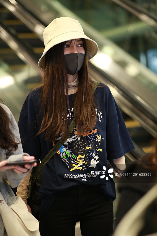 Diện &aacute;o d&agrave;i tay b&ecirc;n trong &aacute;o ph&ocirc;ng, Angela Baby bị netizen mỉa mai: &ldquo;Lại đang cố bắt chước Dương Mịch chứ g&igrave;&rdquo; - Ảnh 2.