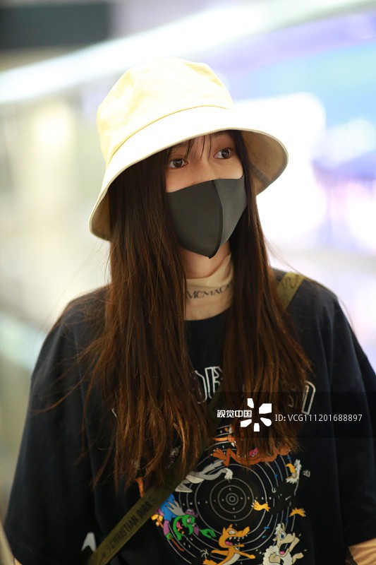 Diện &aacute;o d&agrave;i tay b&ecirc;n trong &aacute;o ph&ocirc;ng, Angela Baby bị netizen mỉa mai: &ldquo;Lại đang cố bắt chước Dương Mịch chứ g&igrave;&rdquo; - Ảnh 3.