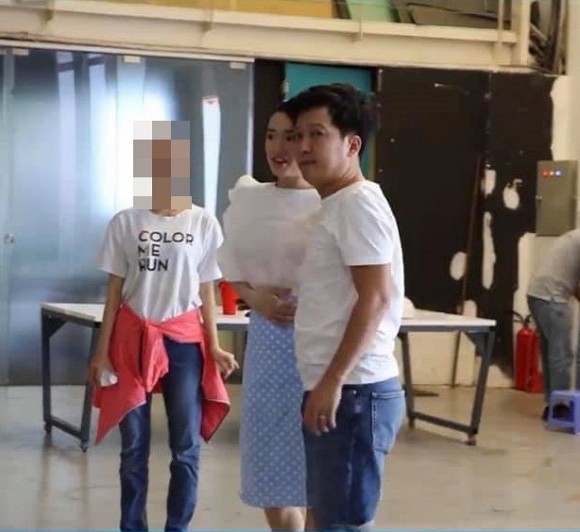 Trường Giang b&agrave;y tỏ th&aacute;i độ kh&oacute; chịu khi biết bị chụp l&eacute;n trong lần đầu xuất hiện chung c&ugrave;ng Nh&atilde; Phương  - Ảnh 2.