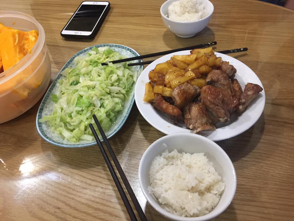Vợ trẻ lên mạng mắng chồng vì nấu mâm cơm tươm tất vẫn không ưng, nhưng chị em nhìn món nào cũng lắc đầu ngán ngẩm - Ảnh 2. Vợ trẻ lên mạng mắng chồng vì nấu mâm cơm tươm tất vẫn không ưng, nhưng chị em nhìn món nào cũng lắc đầu ngán ngẩm - Ảnh 2.