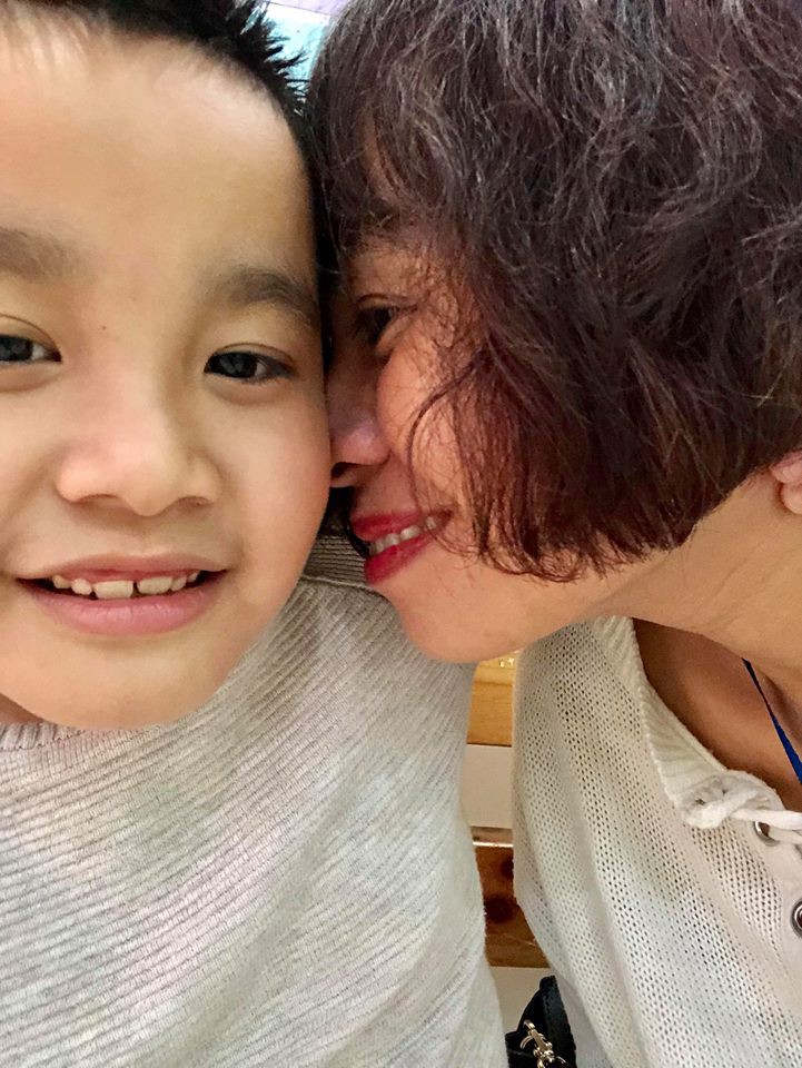 Người mẹ có con trai tự kỷ ngày nào còn bị gần chục trường từ chối, phải viết tâm thư tiếp thị cho con trai nay đã có một hành trình mới sắp bắt đầu - Ảnh 3. Người mẹ có con trai tự kỷ ngày nào còn bị gần chục trường từ chối, phải viết tâm thư tiếp thị cho con trai nay đã có một hành trình mới sắp bắt đầu - Ảnh 3.