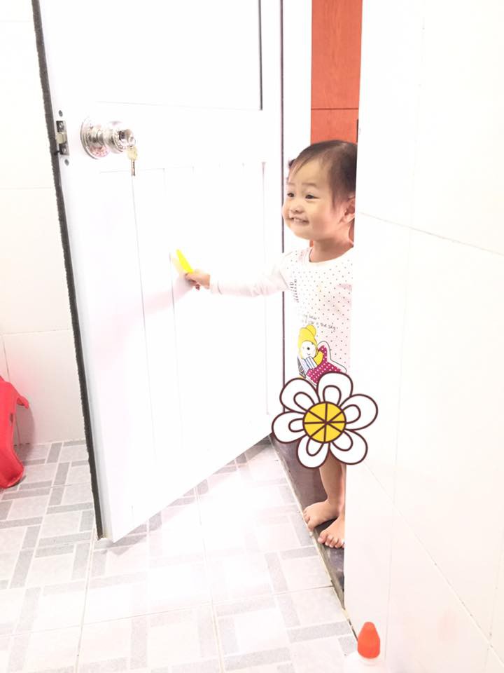 Mẹ trẻ kể khổ khi con nhỏ theo vào tận WC, ai ngờ dân mạng lại bị đốn tim vì sự dễ thương của cô bé - Ảnh 2. Mẹ trẻ kể khổ khi con nhỏ theo vào tận WC, ai ngờ dân mạng lại bị đốn tim vì sự dễ thương của cô bé - Ảnh 2.