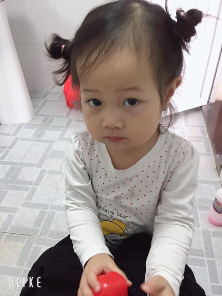 Mẹ trẻ kể khổ khi con nhỏ theo vào tận WC, ai ngờ dân mạng lại bị đốn tim vì sự dễ thương của cô bé - Ảnh 3. Mẹ trẻ kể khổ khi con nhỏ theo vào tận WC, ai ngờ dân mạng lại bị đốn tim vì sự dễ thương của cô bé - Ảnh 3.