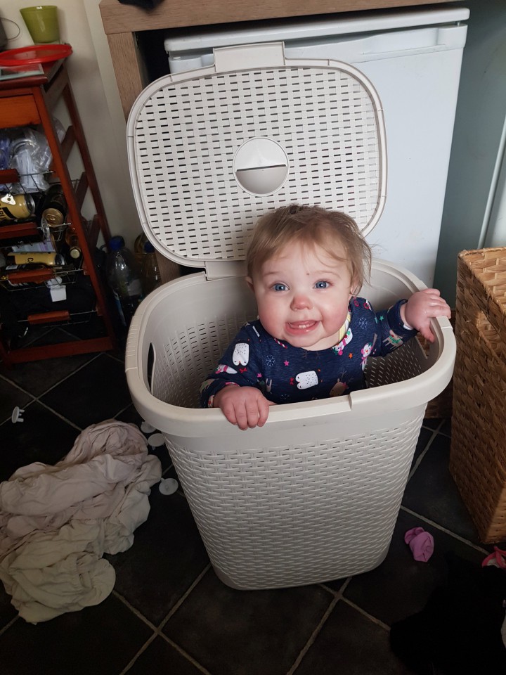 Bé gái 1 tuổi bị siết cổ trong giấc ngủ, cha mẹ kinh hoàng khi không ngờ thủ phạm lại nằm ngay trong cũi của con - Ảnh 2. Bé gái 1 tuổi bị siết cổ trong giấc ngủ, cha mẹ kinh hoàng khi không ngờ thủ phạm lại nằm ngay trong cũi của con - Ảnh 2.