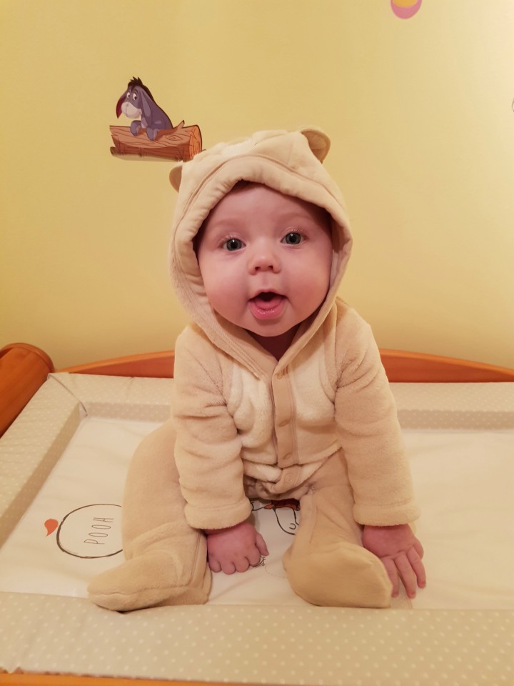 Bé gái 1 tuổi bị siết cổ trong giấc ngủ, cha mẹ kinh hoàng khi không ngờ thủ phạm lại nằm ngay trong cũi của con - Ảnh 4. Bé gái 1 tuổi bị siết cổ trong giấc ngủ, cha mẹ kinh hoàng khi không ngờ thủ phạm lại nằm ngay trong cũi của con - Ảnh 4.