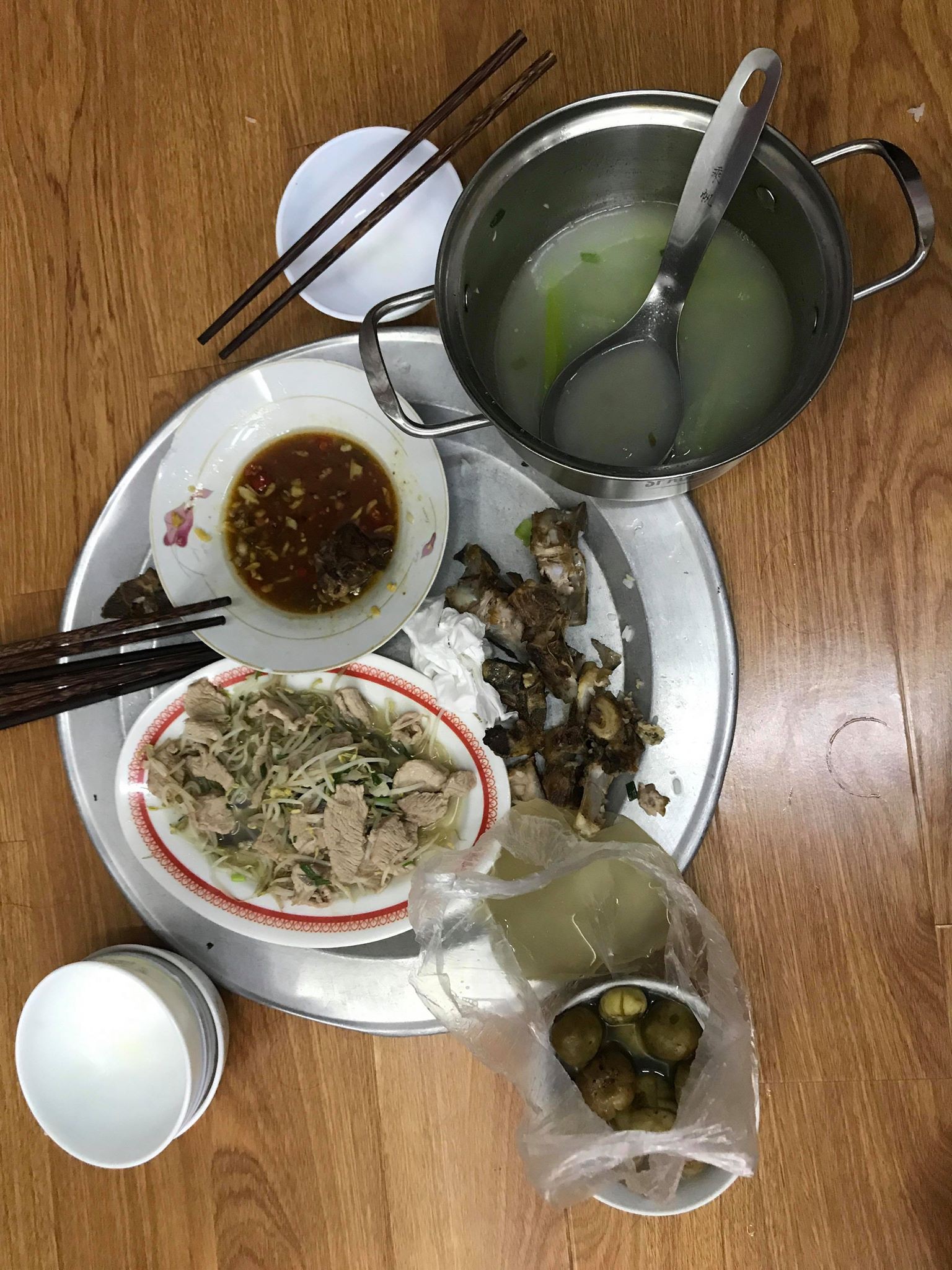 Nhìn mâm cơm để phần còn lổn nhổn xương bên cạnh, nàng dâu có cách hành xử cao tay khiến mẹ chồng tẽn tò - Ảnh 2. Nhìn mâm cơm để phần còn lổn nhổn xương bên cạnh, nàng dâu có cách hành xử cao tay khiến mẹ chồng tẽn tò - Ảnh 2.