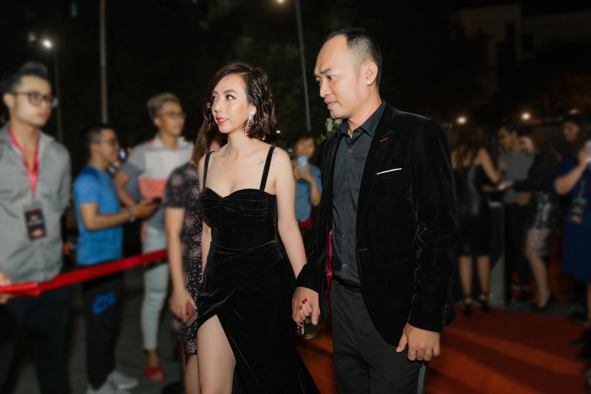 Thu Trang diện đầm dài quét đất khiến chồng phải hộ tống không rời nửa bước vì sợ sự cố - Ảnh 2. Thu Trang diện đầm dài quét đất khiến chồng phải hộ tống không rời nửa bước vì sợ sự cố - Ảnh 2.