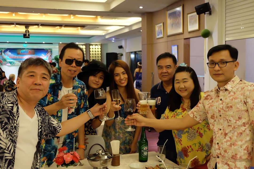 Đang ăn tiệc vô tình nói xấu để sếp bỏ ra ngoài, nhiều năm sau ông nói một câu khiến người nhân viên thấy xấu hổ - Ảnh 3. Đang ăn tiệc vô tình nói xấu để sếp bỏ ra ngoài, nhiều năm sau ông nói một câu khiến người nhân viên thấy xấu hổ - Ảnh 3.