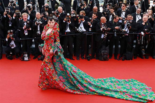 Lụa đẹp nhờ người: Dương Mịch đánh bật Trương Hinh Dư, nhận cơn mưa lời khen khi diện chăn con công huyền thoại - Ảnh 4. Lụa đẹp nhờ người: Dương Mịch đánh bật Trương Hinh Dư, nhận cơn mưa lời khen khi diện chăn con công huyền thoại - Ảnh 4.