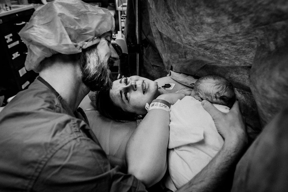 Chùm ảnh xúc động về những ca sinh mổ cho ta thấy các bà mẹ mới là những chiến binh thực thụ trên đời - Ảnh 12. Chùm ảnh xúc động về những ca sinh mổ cho ta thấy các bà mẹ mới là những chiến binh thực thụ trên đời - Ảnh 12.