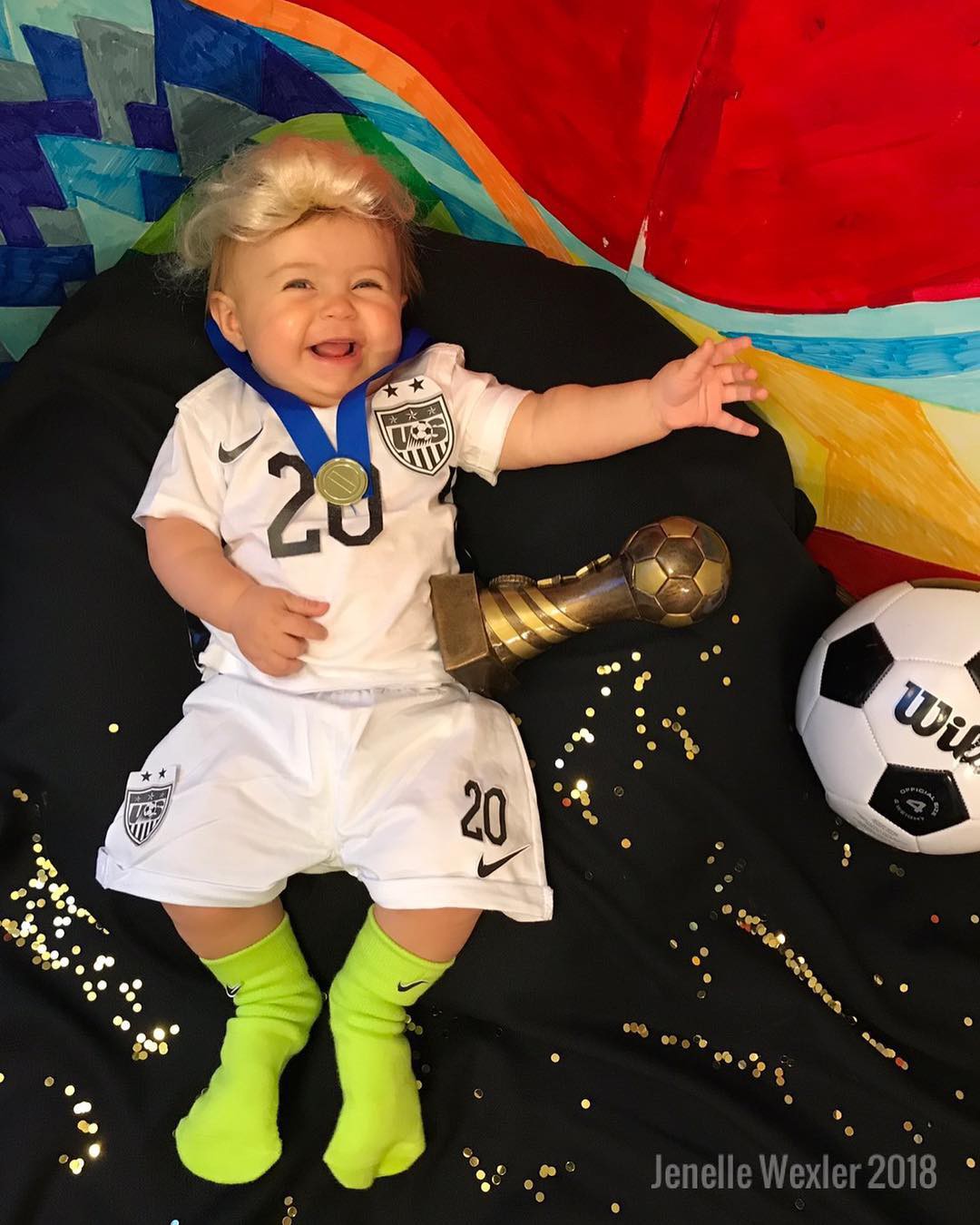 Bộ ảnh hút nghìn like: Cô bé 9 tháng tuổi được mẹ phối cho hàng chục bộ “cánh” nổi bần bật y như một cô nàng cá tính đích thực - Ảnh 9. Bộ ảnh hút nghìn like: Cô bé 9 tháng tuổi được mẹ phối cho hàng chục bộ “cánh” nổi bần bật y như một cô nàng cá tính đích thực - Ảnh 9.