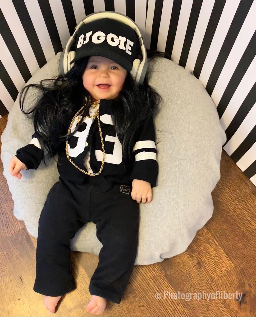 Bộ ảnh hút nghìn like: Cô bé 9 tháng tuổi được mẹ phối cho hàng chục bộ “cánh” nổi bần bật y như một cô nàng cá tính đích thực - Ảnh 11. Bộ ảnh hút nghìn like: Cô bé 9 tháng tuổi được mẹ phối cho hàng chục bộ “cánh” nổi bần bật y như một cô nàng cá tính đích thực - Ảnh 11.