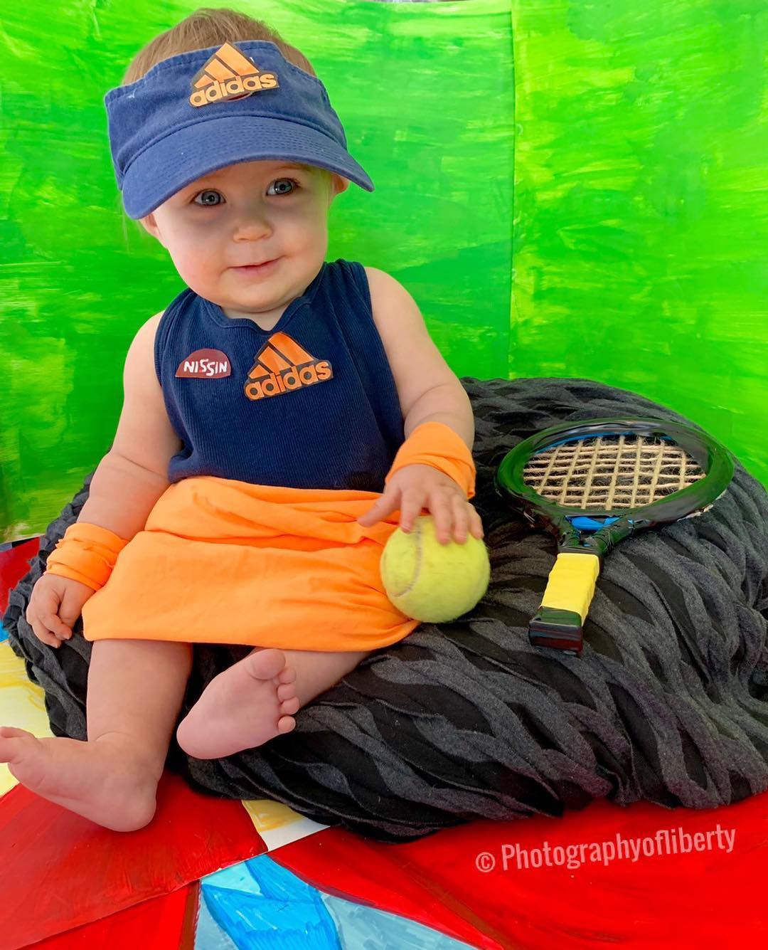 Bộ ảnh hút nghìn like: Cô bé 9 tháng tuổi được mẹ phối cho hàng chục bộ “cánh” nổi bần bật y như một cô nàng cá tính đích thực - Ảnh 1. Bộ ảnh hút nghìn like: Cô bé 9 tháng tuổi được mẹ phối cho hàng chục bộ “cánh” nổi bần bật y như một cô nàng cá tính đích thực - Ảnh 1.