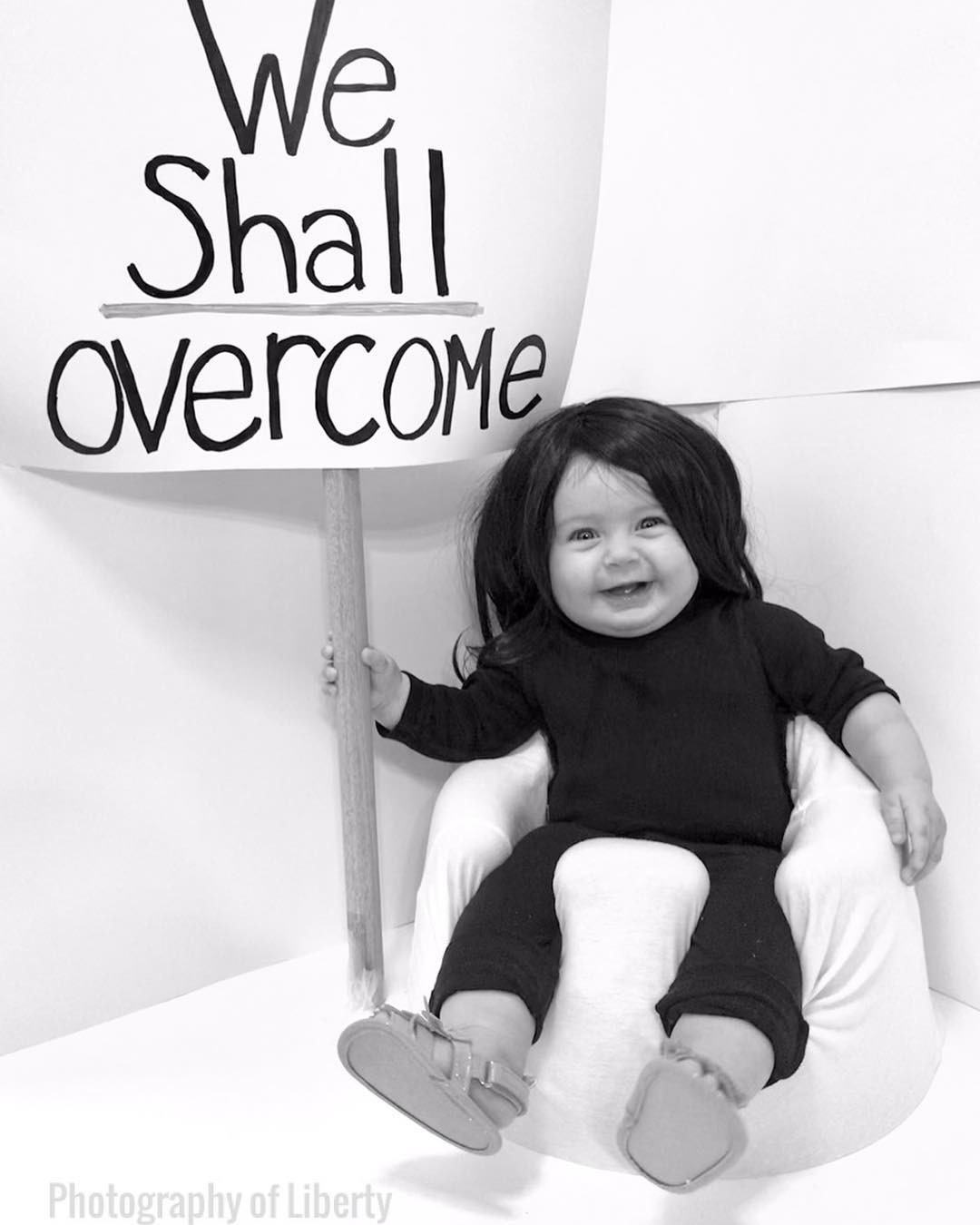 Bộ ảnh hút nghìn like: Cô bé 9 tháng tuổi được mẹ phối cho hàng chục bộ “cánh” nổi bần bật y như một cô nàng cá tính đích thực - Ảnh 8. Bộ ảnh hút nghìn like: Cô bé 9 tháng tuổi được mẹ phối cho hàng chục bộ “cánh” nổi bần bật y như một cô nàng cá tính đích thực - Ảnh 8.