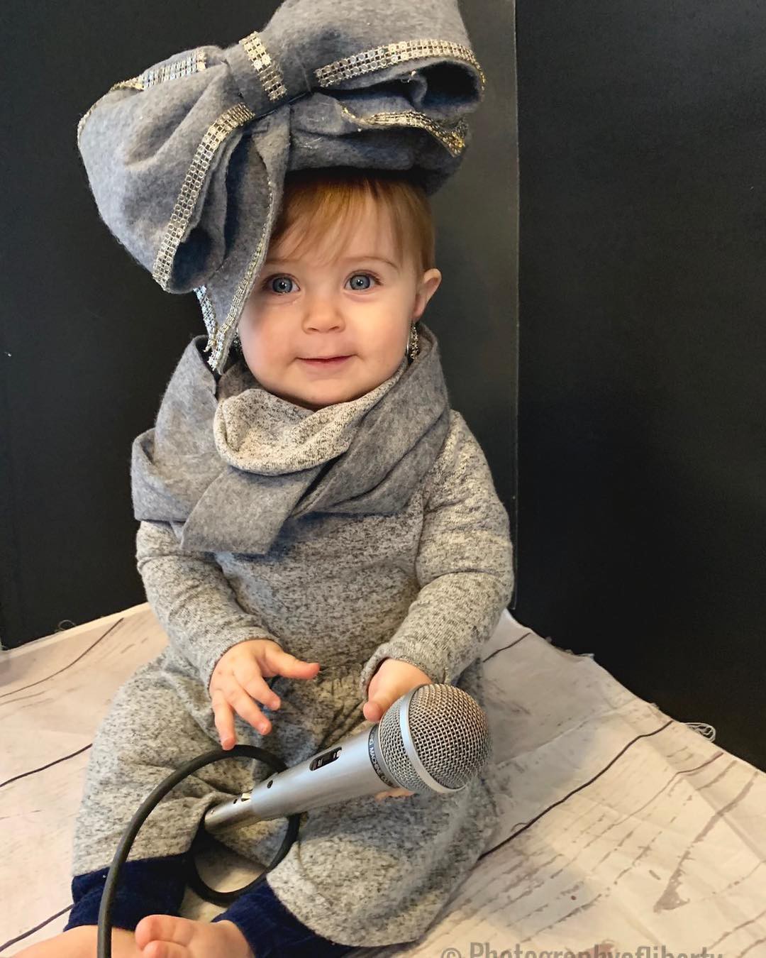 Bộ ảnh hút nghìn like: Cô bé 9 tháng tuổi được mẹ phối cho hàng chục bộ “cánh” nổi bần bật y như một cô nàng cá tính đích thực - Ảnh 3. Bộ ảnh hút nghìn like: Cô bé 9 tháng tuổi được mẹ phối cho hàng chục bộ “cánh” nổi bần bật y như một cô nàng cá tính đích thực - Ảnh 3.