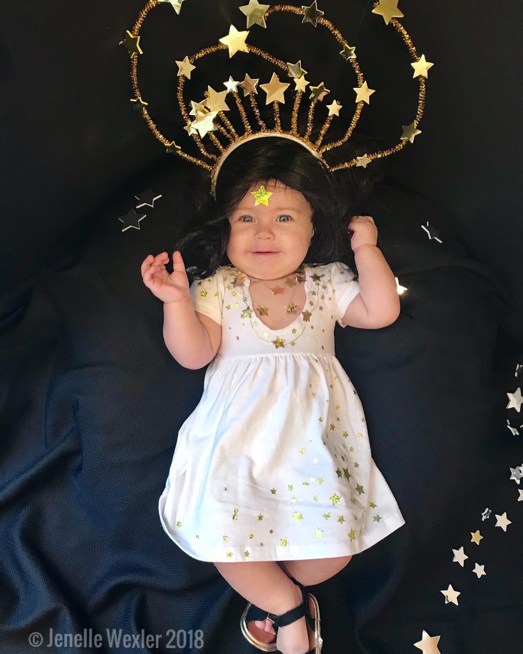 Bộ ảnh hút nghìn like: Cô bé 9 tháng tuổi được mẹ phối cho hàng chục bộ “cánh” nổi bần bật y như một cô nàng cá tính đích thực - Ảnh 21. Bộ ảnh hút nghìn like: Cô bé 9 tháng tuổi được mẹ phối cho hàng chục bộ “cánh” nổi bần bật y như một cô nàng cá tính đích thực - Ảnh 21.