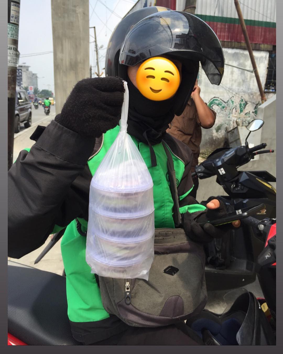 Giao hàng tới chân chung cư bị khách ra lệnh mang lên tầng 19, gặp ngay chàng shipper có phản ứng cực gắt - Ảnh 2. Giao hàng tới chân chung cư bị khách ra lệnh mang lên tầng 19, gặp ngay chàng shipper có phản ứng cực gắt - Ảnh 2.