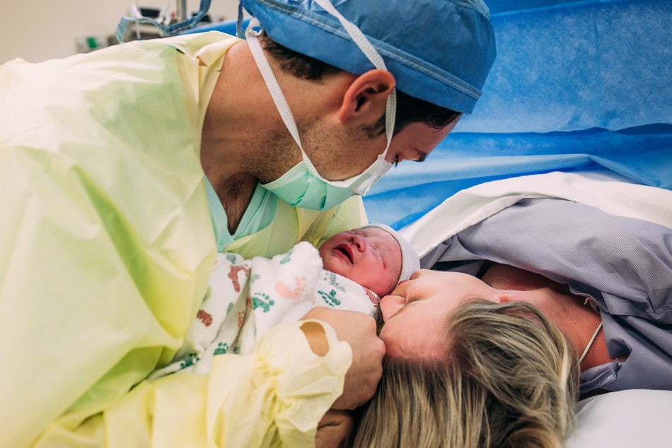 Chùm ảnh xúc động về những ca sinh mổ cho ta thấy các bà mẹ mới là những chiến binh thực thụ trên đời - Ảnh 1. Chùm ảnh xúc động về những ca sinh mổ cho ta thấy các bà mẹ mới là những chiến binh thực thụ trên đời - Ảnh 1.