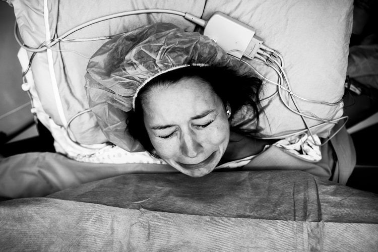 Chùm ảnh xúc động về những ca sinh mổ cho ta thấy các bà mẹ mới là những chiến binh thực thụ trên đời - Ảnh 9. Chùm ảnh xúc động về những ca sinh mổ cho ta thấy các bà mẹ mới là những chiến binh thực thụ trên đời - Ảnh 9.