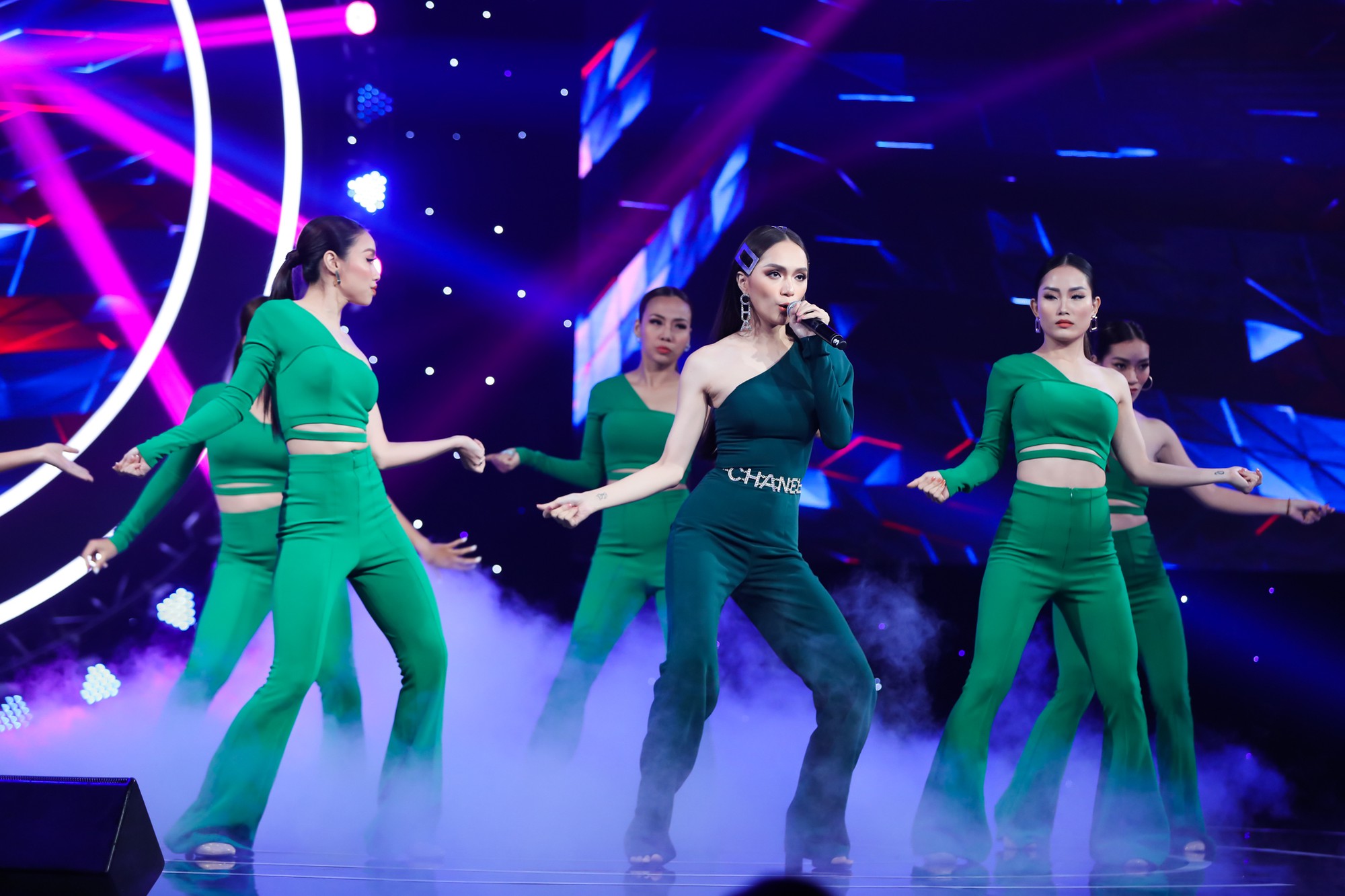 Hương Giang lần đầu mang hit triệu view lên sân khấu, hé lộ về phần 3 của series ADODDA - Ảnh 2. Hương Giang lần đầu mang hit triệu view lên sân khấu, hé lộ về phần 3 của series ADODDA - Ảnh 2.