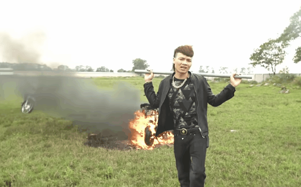 Tung clip đốt xe m&aacute;y khoe d&acirc;n mạng, Kh&aacute; Bảnh bị c&ocirc;ng an gặp l&agrave;m việc - Ảnh 1.