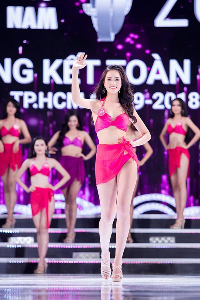 Vẻ nóng bỏng của người đẹp 19 tuổi, vừa đầu quân về làm MC cho VTV - Ảnh 2. Vẻ nóng bỏng của người đẹp 19 tuổi, vừa đầu quân về làm MC cho VTV - Ảnh 2.