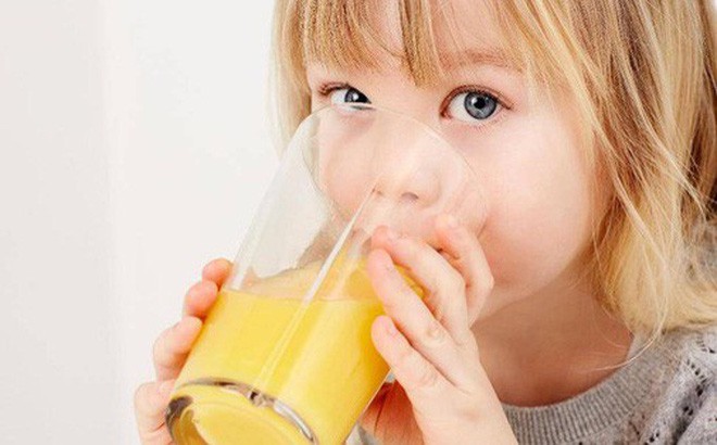 Bé rối loạn tiêu hóa vì… uống nước trái cây nhiều? - Ảnh 1. Bé rối loạn tiêu hóa vì… uống nước trái cây nhiều? - Ảnh 1.