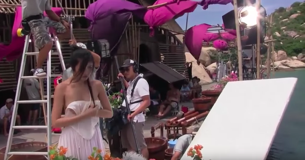 Cảnh Tăng Thanh Hà vô tư thay áo, suýt lộ ngực ở Mỹ nhân kế bất ngờ sống lại sau nhiều năm - Ảnh 2. Cảnh Tăng Thanh Hà vô tư thay áo, suýt lộ ngực ở Mỹ nhân kế bất ngờ sống lại sau nhiều năm - Ảnh 2.