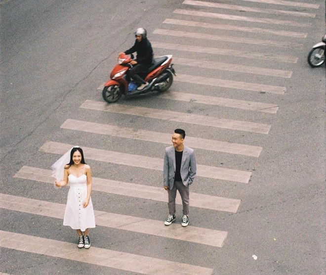 JustaTee và bà xã Trâm Anh tung ảnh lãng mạn và giản dị kỷ niệm tròn 1 năm ngày cưới - Ảnh 4. JustaTee và bà xã Trâm Anh tung ảnh lãng mạn và giản dị kỷ niệm tròn 1 năm ngày cưới - Ảnh 4.