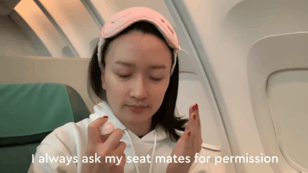 Đi m&aacute;y bay cũng chăm da kỹ lưỡng, bảo sao chuy&ecirc;n gia l&agrave;m đẹp n&agrave;y lu&ocirc;n duy tr&igrave; được l&agrave;n da khỏe đẹp - Ảnh 3.