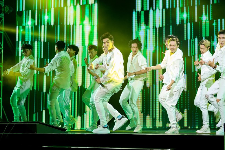 Thay liên tục 3 bộ đồ trong đêm diễn, Chi Dân chia sẻ sự cố bất ngờ khi đi làm răng - Ảnh 4. Thay liên tục 3 bộ đồ trong đêm diễn, Chi Dân chia sẻ sự cố bất ngờ khi đi làm răng - Ảnh 4.